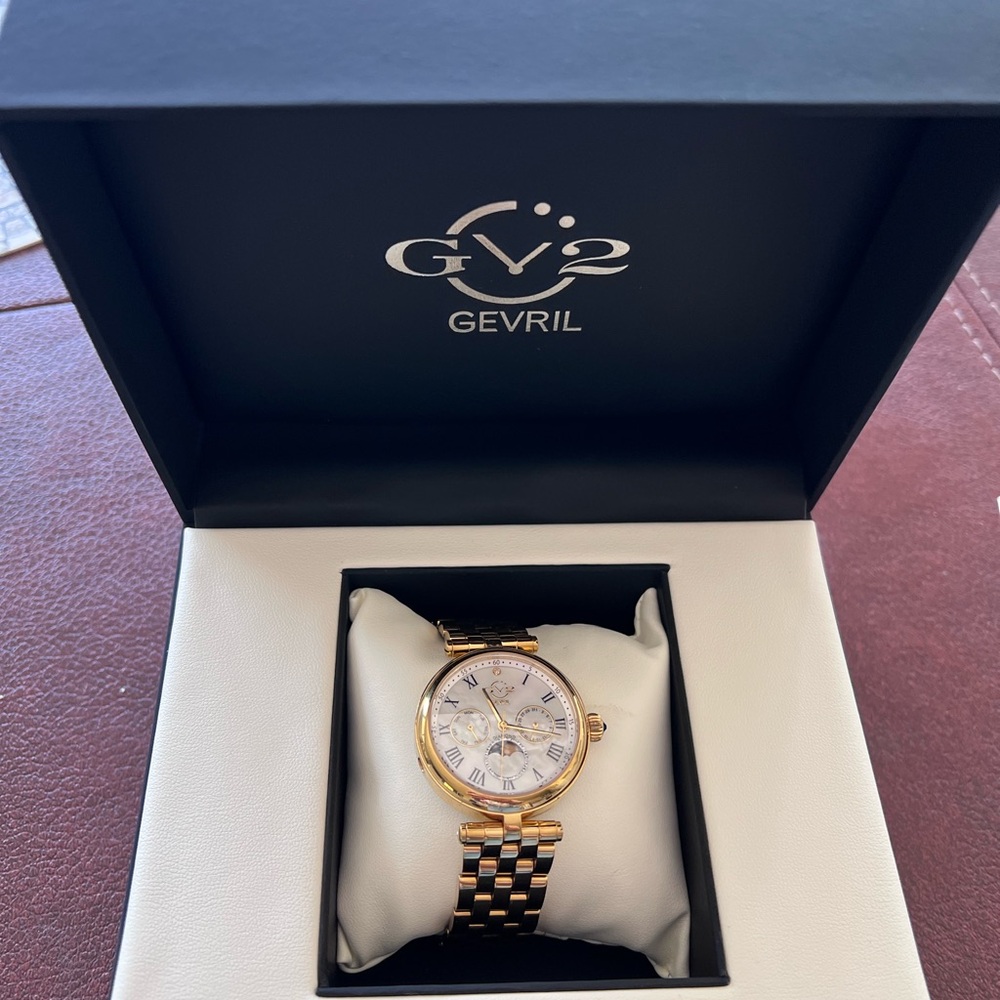 GV2 gold toned watch - Picture 3 of 5